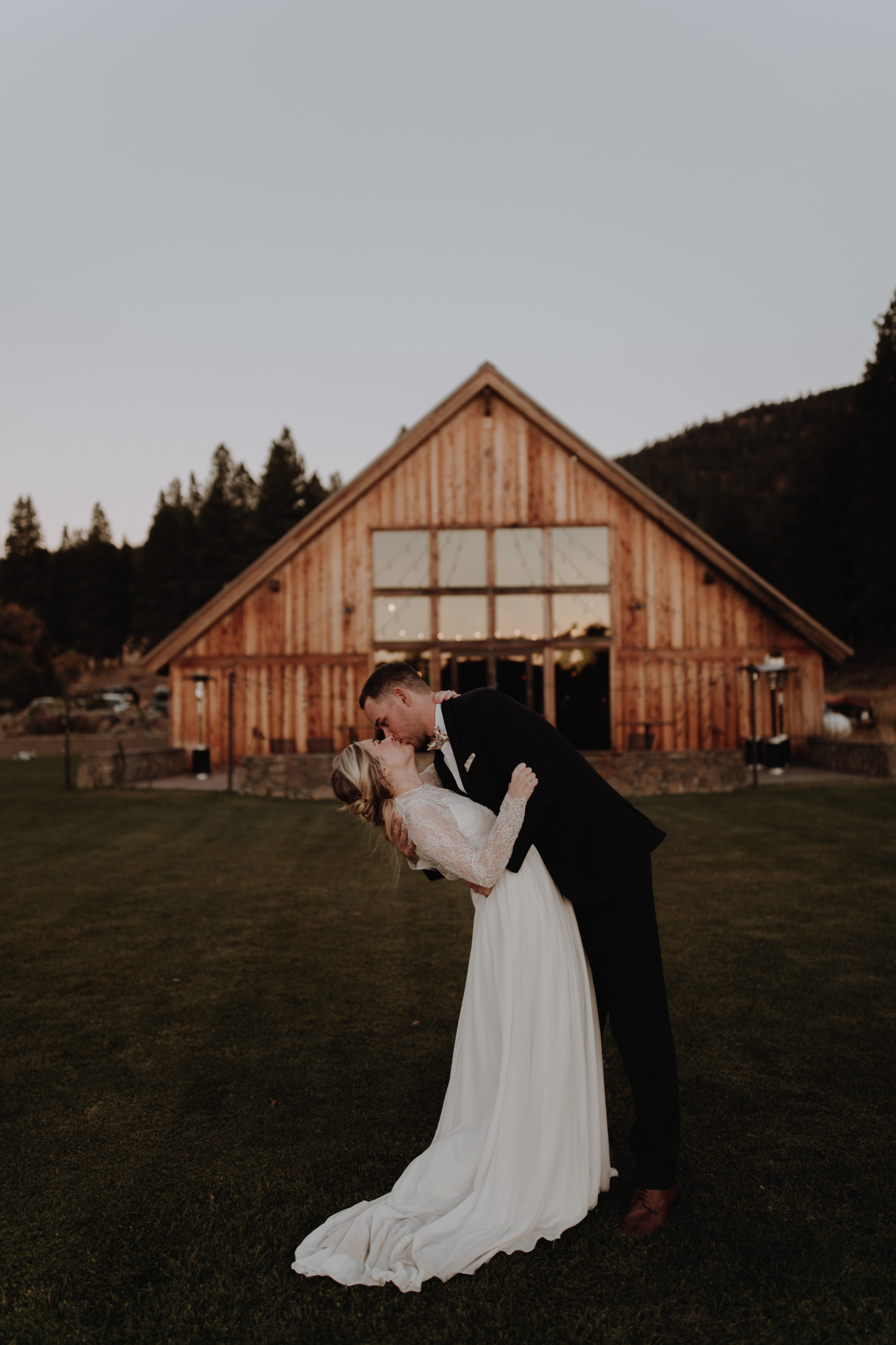oliviastrohm_cattlebarnwedding_______-17.jpg
