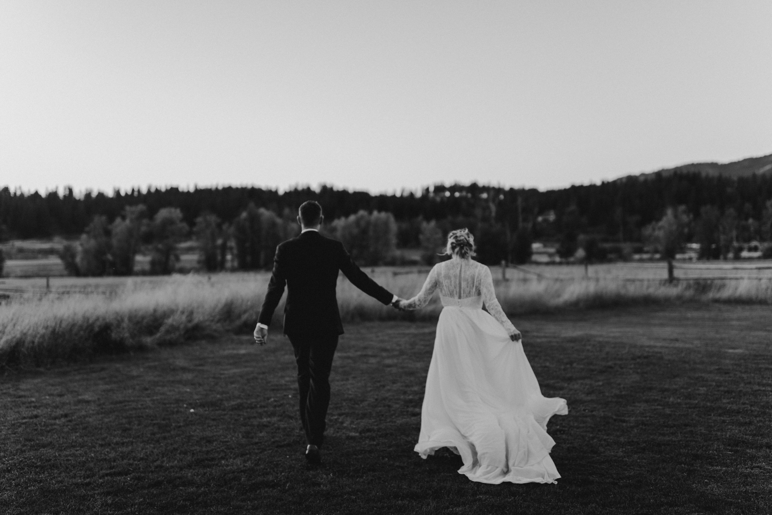 oliviastrohm_cattlebarnwedding_______-18.jpg