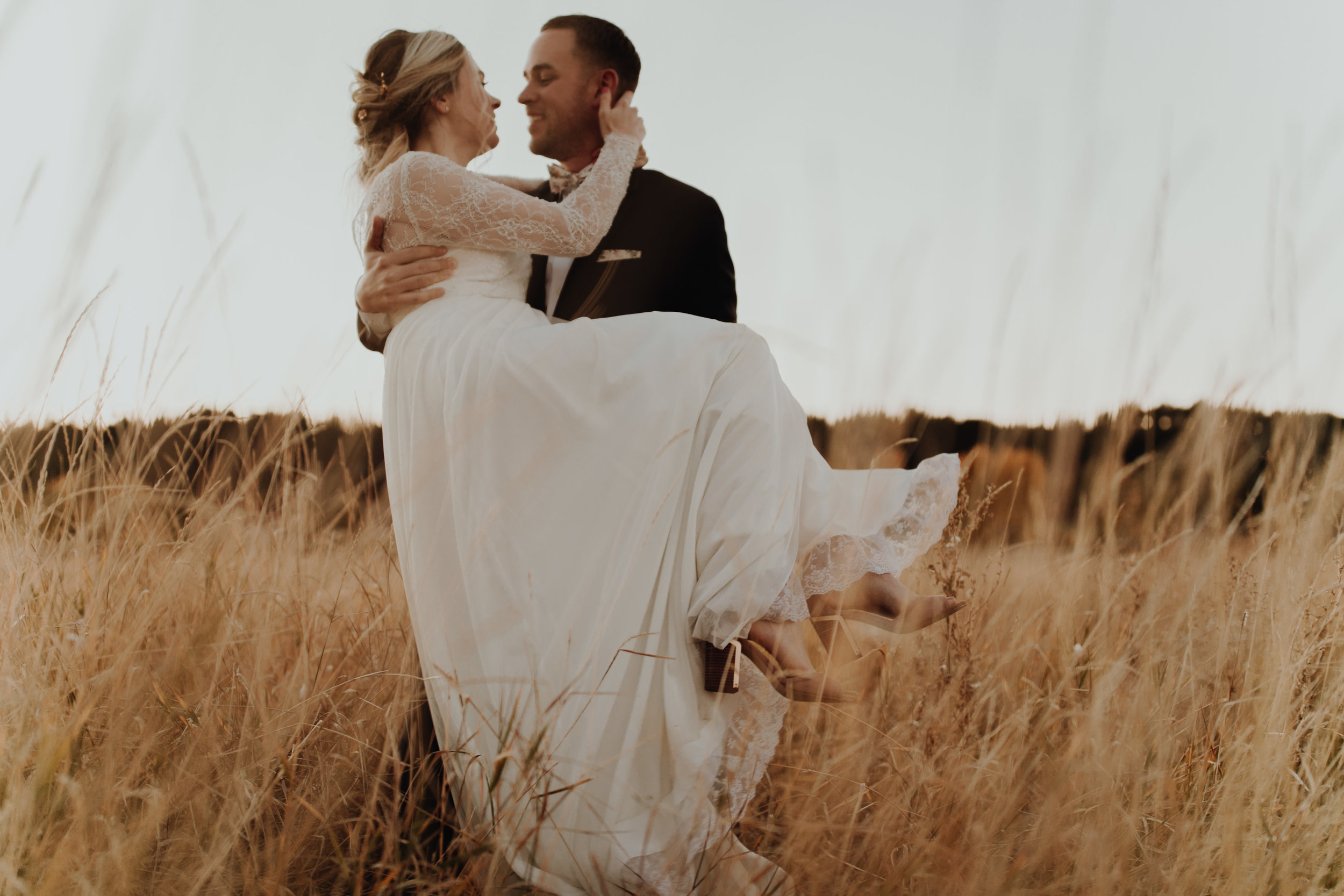 oliviastrohm_cattlebarnwedding_______-21.jpg