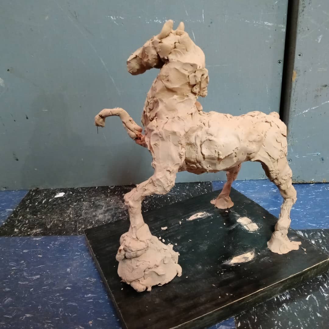 I've never sculpted a horse before.

I am feeling pretty severely burned out and really needed to olay last night.
Glad I did.

I'm curious to see where I go with this.
.
.
.
#horse #horseart #horsesculpture #modelhorse #chavant #clayart #claysculptu