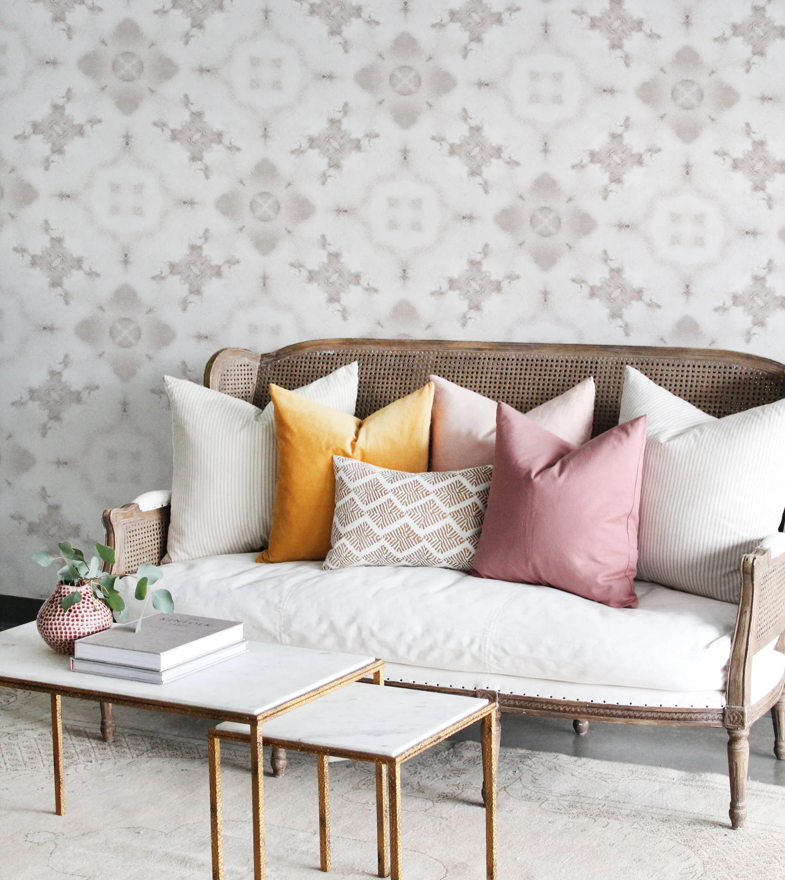 Studio-photo-pinkpillow-couch-boho2.jpg