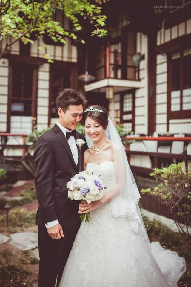 Kaori carried a bridal bouquet of mostly white flowers accented with lavender: white peonies, white “polo” roses, white ranunculus, lavender freesia, lavender herbs, lavender hyacinth.