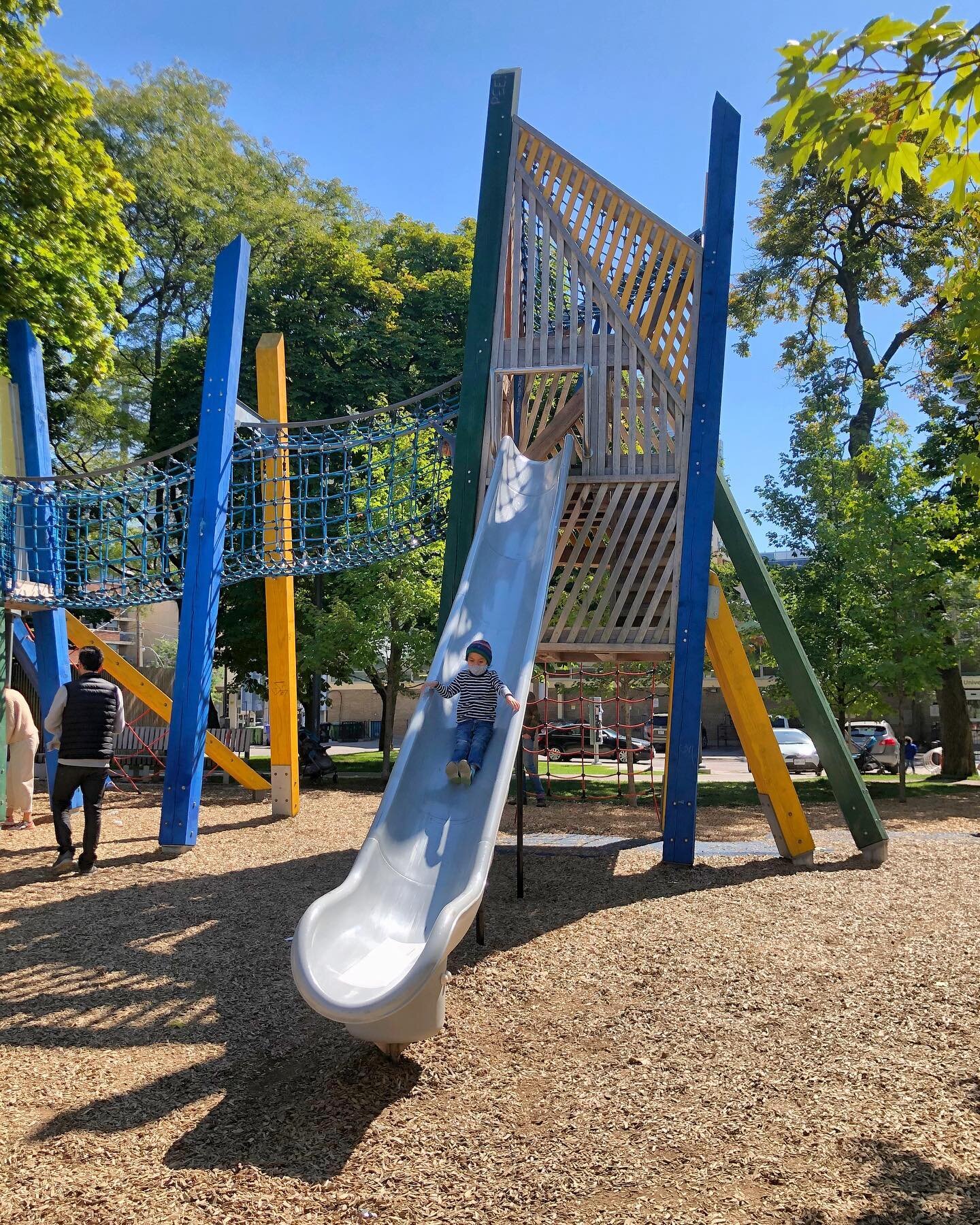 The best playground in Toronto + perfect weather. Rumi even got some unexpected playtime with a schoolmate. ☀️🌳✨#sundayfunday #lotsofwalking #chinesetakeoutpicnic #nathanphilipssquare #torontosundayfunday #grangepark #bestplayground #citykid #toront