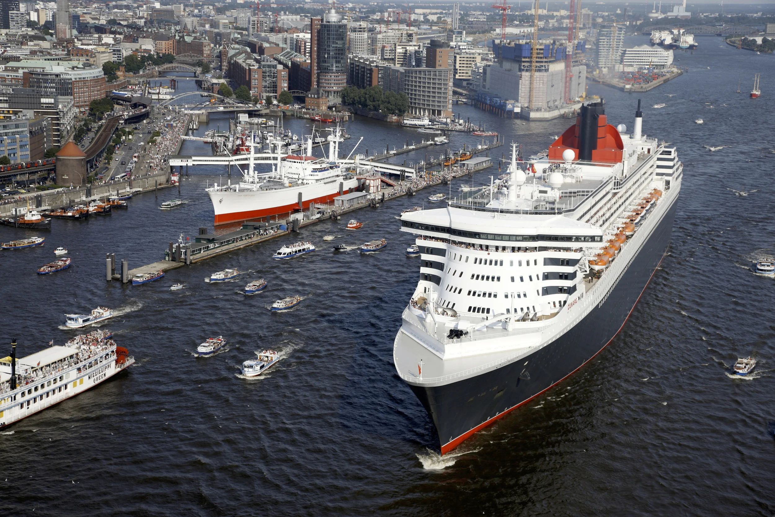 2560_Queen Mary II, Landungsbrücken.jpg