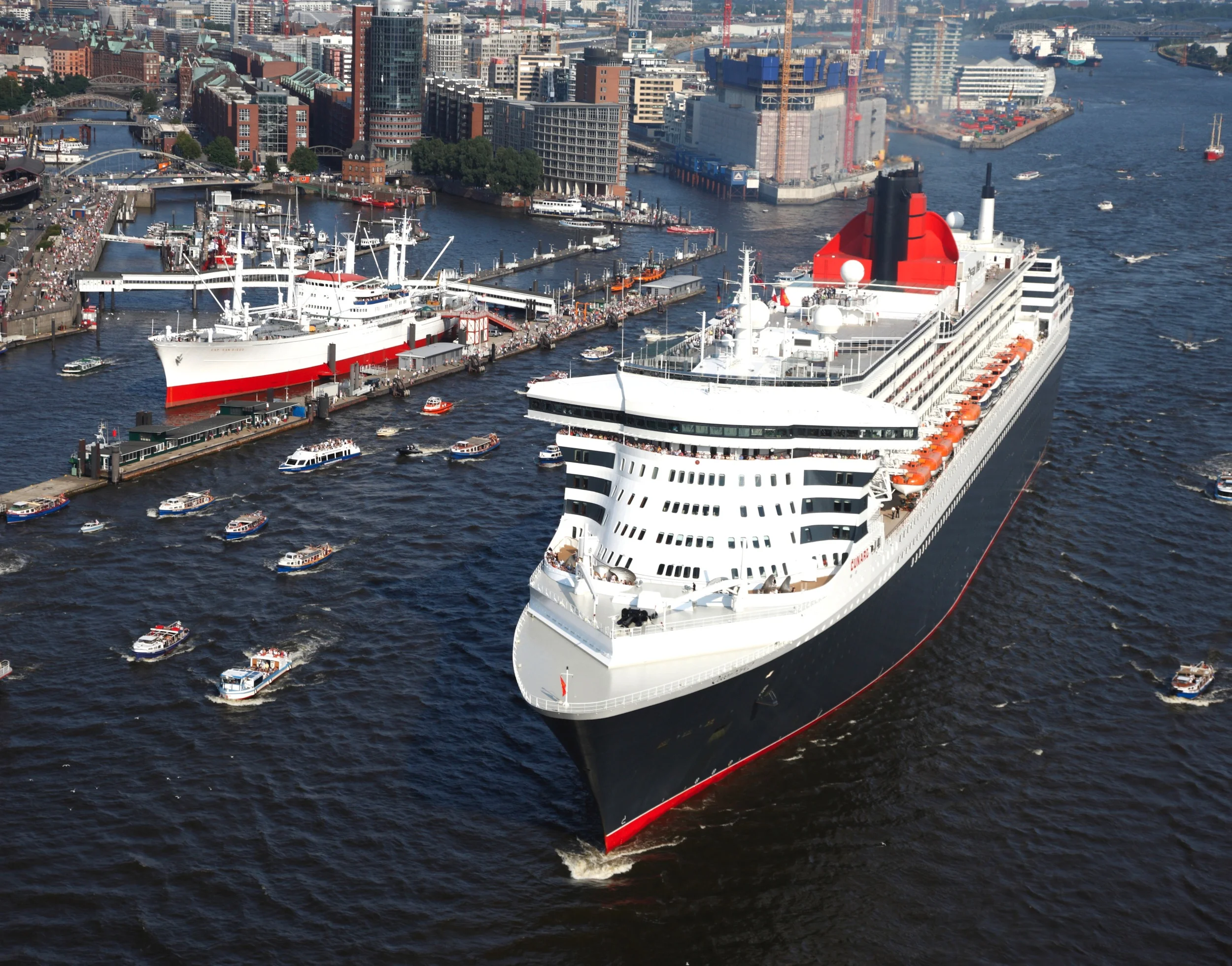 Queen Mary II, Landungsbrücken_2500x1960.JPG