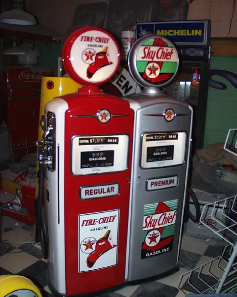 1950's Bennett "Twin Pump" with Ad Glass