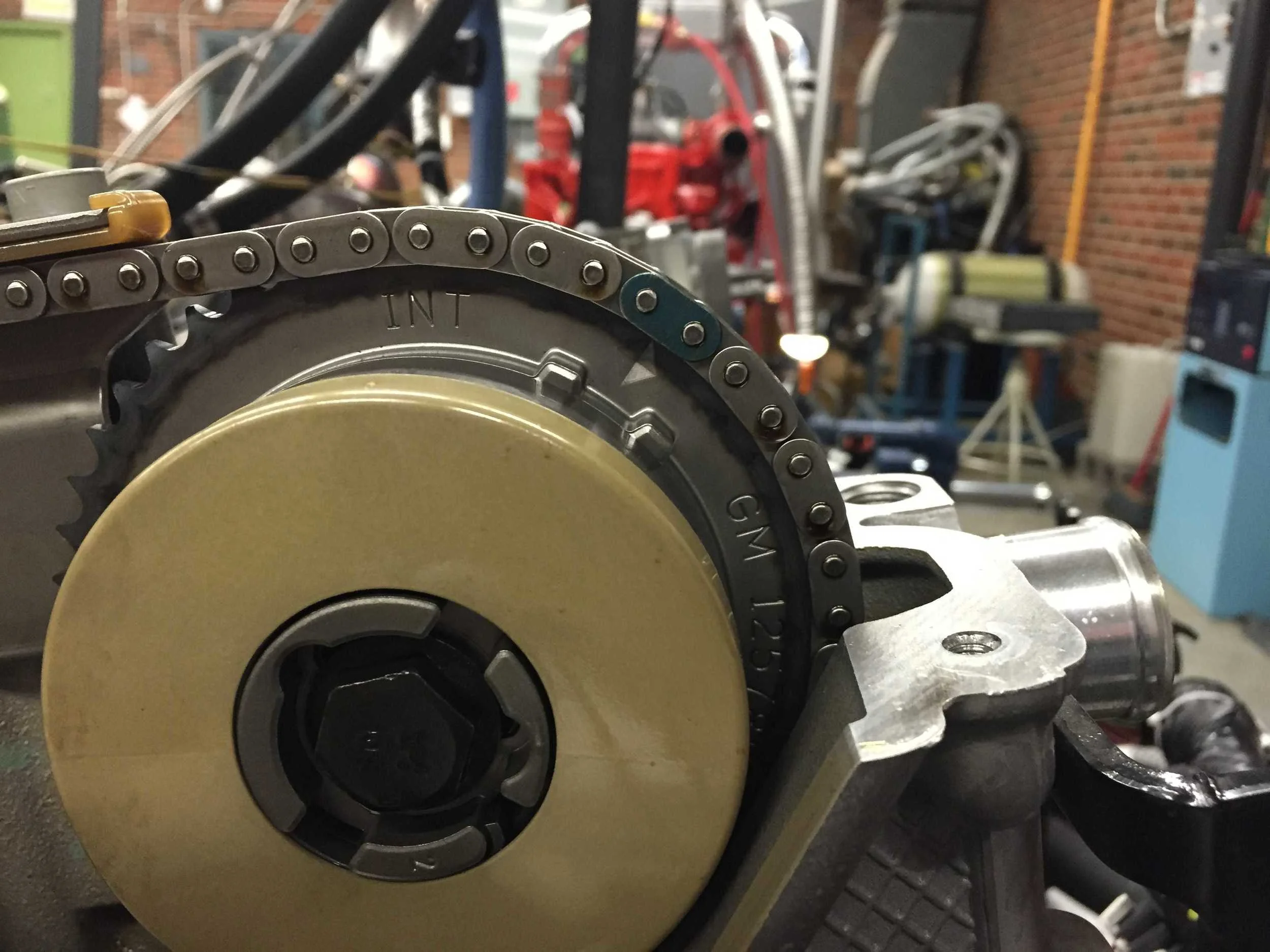 The blue and red links must line up with the arrows to ensure the engine the properly timed.