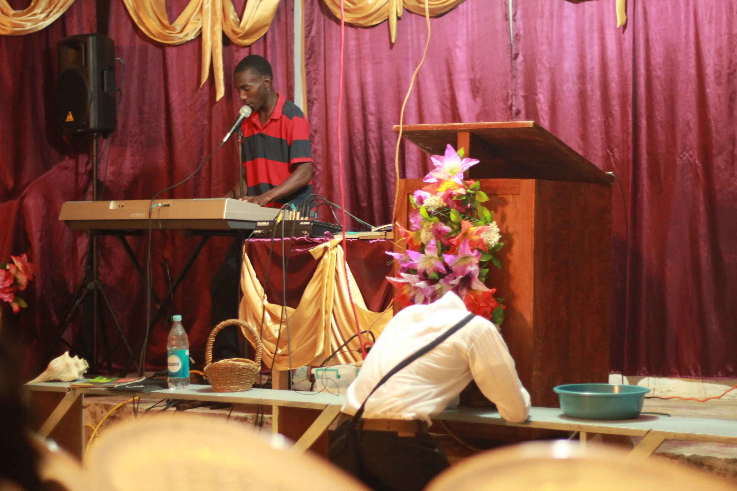 Pastor Adonis singing in the church in Cusuna 