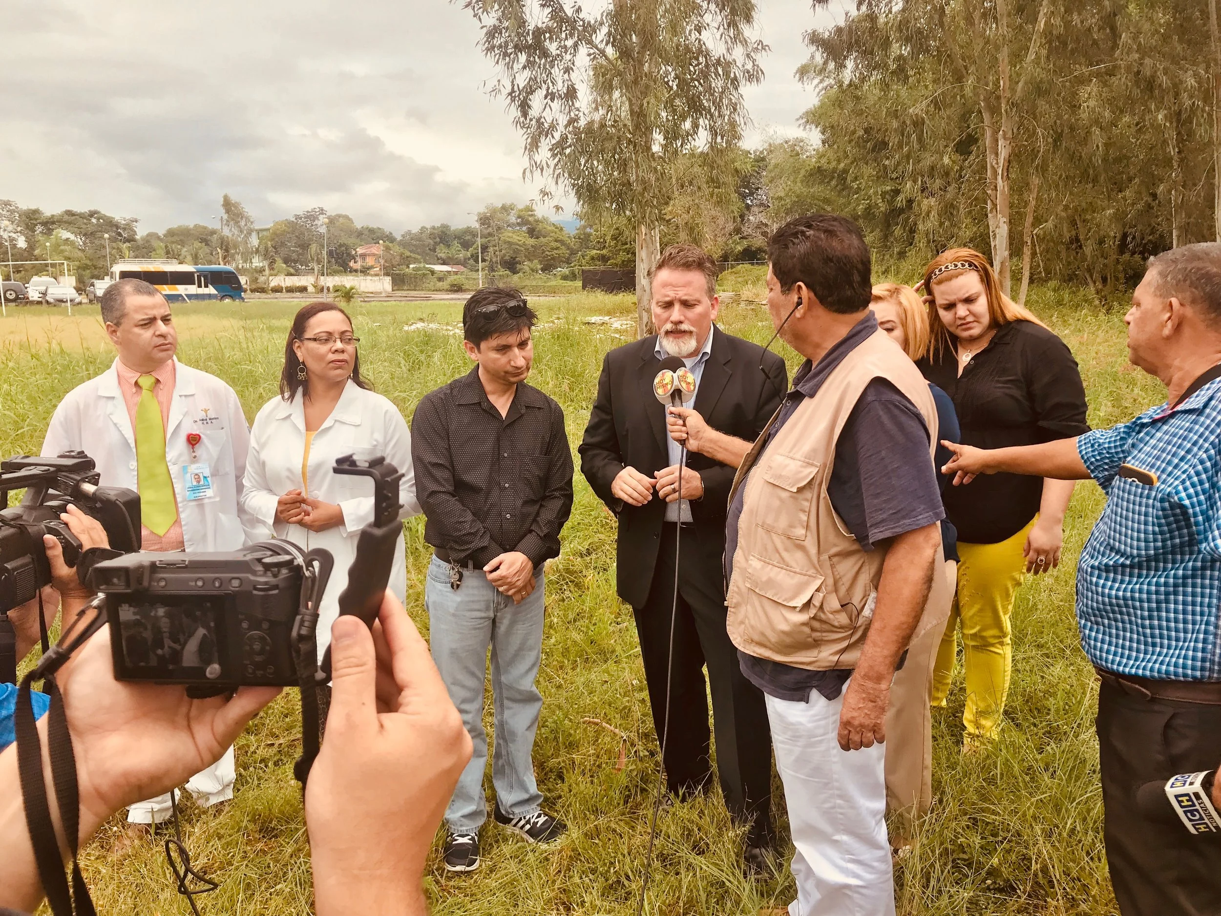 Travis Moffitt Center facing, describing the Maternity Home Project for local media in La Ceiba, Honduras October, 2017 - Photo Javier Mendoza