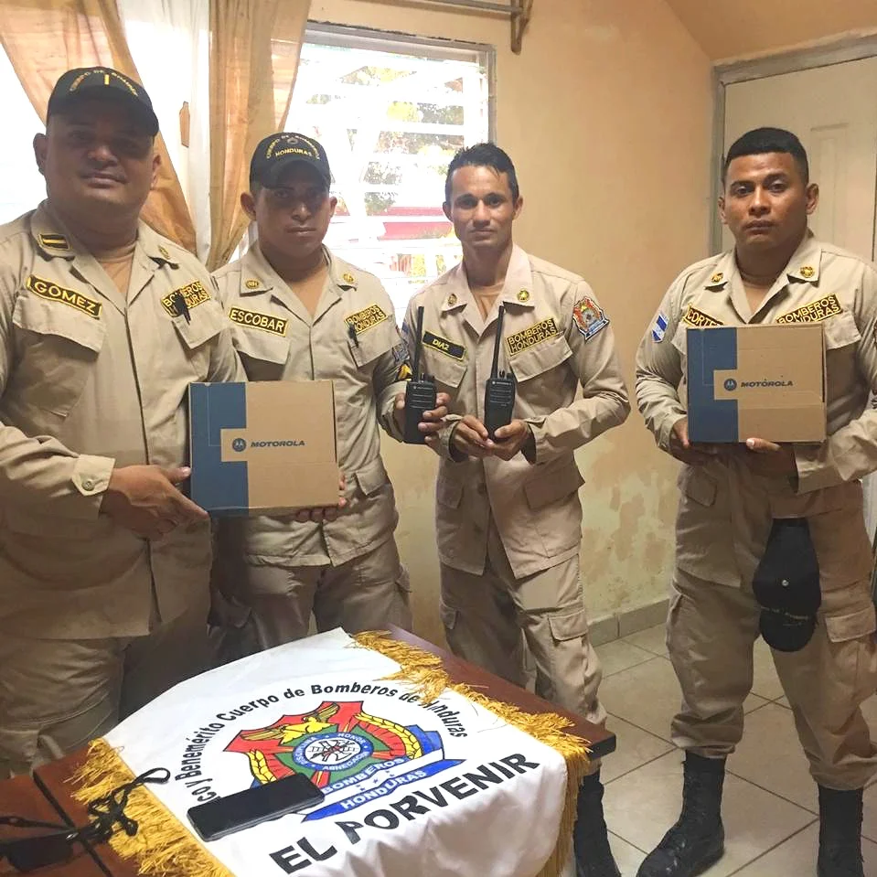 Los bomberos en El Porvenir dieron la bienvenida al Director Nacional de Connect Global, Jorge Amador, esta semana mientras entregaba un nuevo par de radios de comunicaciones. Estamos agradecidos de poder servir a los valientes hombres y mujeres que diligentemente protegen a su comunidad.