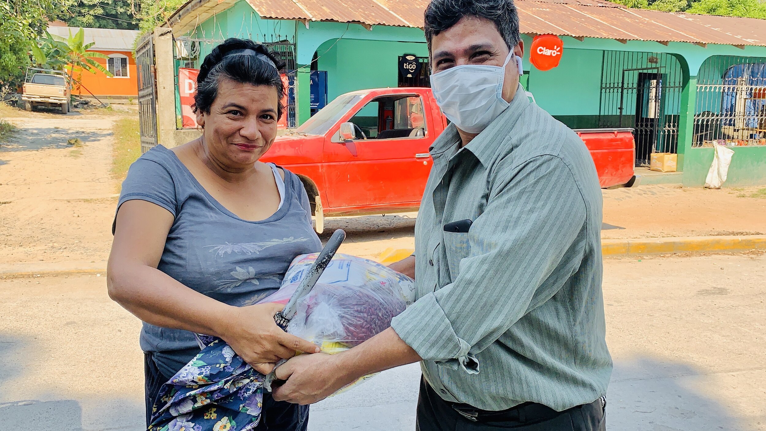 Pastor Melvin a CCI Church Planter donating Meal Kits during the COVID-19 emergency response in Honduras