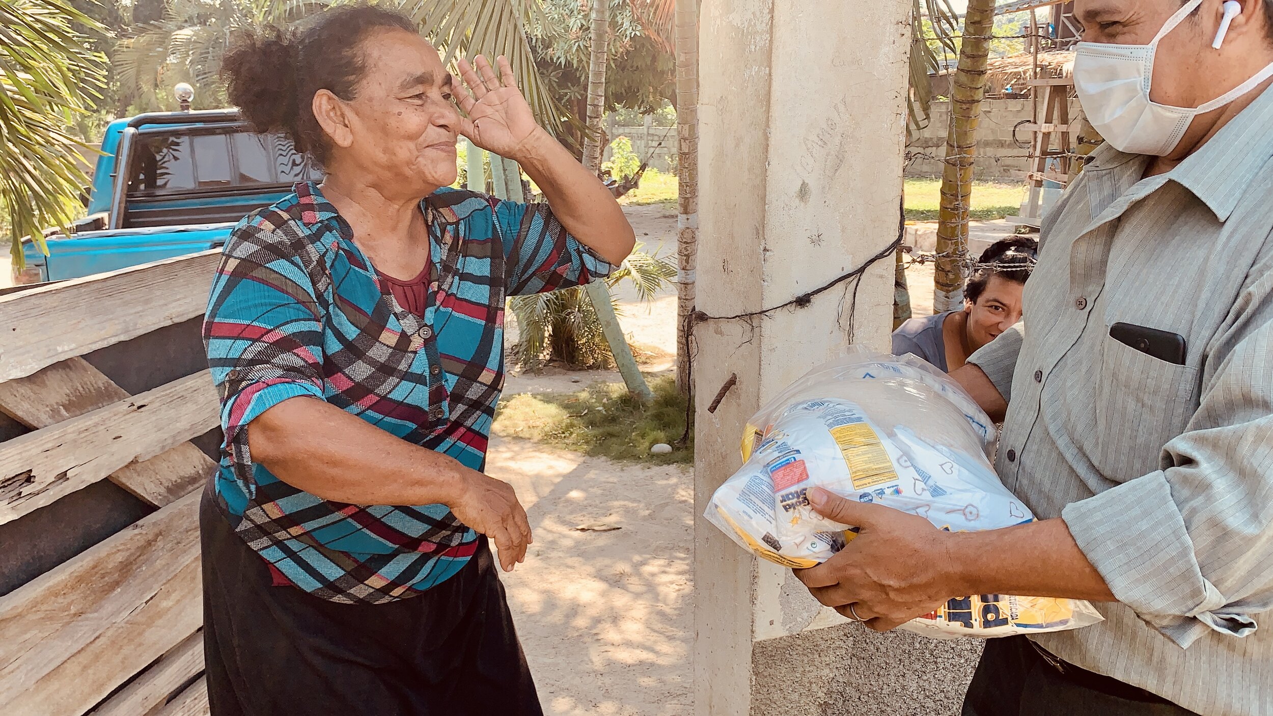Pastor Melvin donating meal kits in Jutiapa