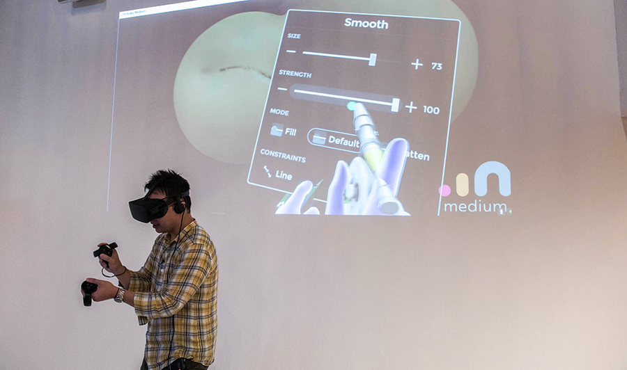 Instructor Gio Nakpil shows students how to sculpt in VR at the Mold3D Academy VR Workshop.