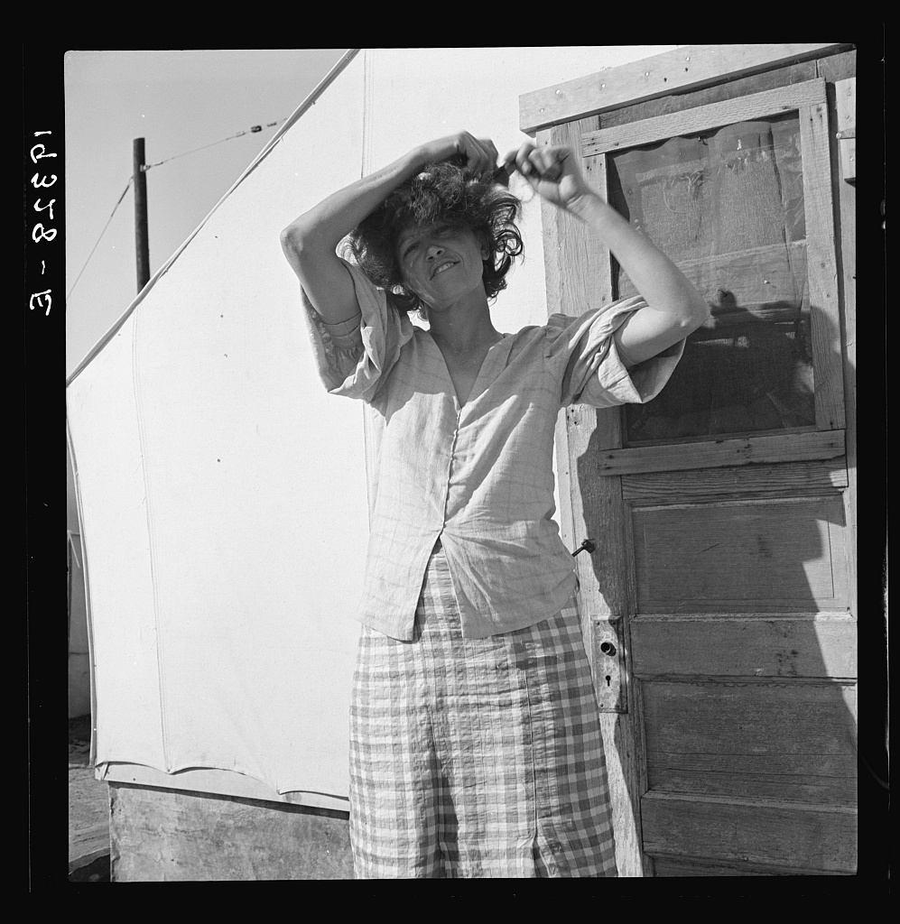  In a carrot pullers' camp near Holtville, Imperial Valley, California. Woman from Broken Row [ sic ], Oklahoma. 