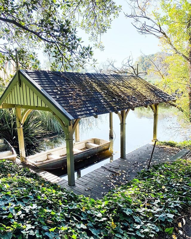 [5.17.20] a little bit quieter, a little bit calmer, a little bit more tranquil 🛐 #royalbotanicgardens #southyarra #melbourne #ornamentallake #australia #boat #boatculture