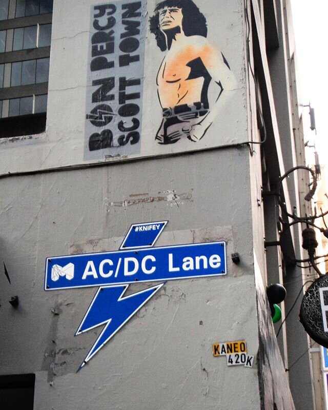 [6.23.20] semi busy streets, audio cancelling headphones &amp; alleyway wandering 🎸 #melbourne #australia #acdc #acdclane #melbournecbd #rockandroll