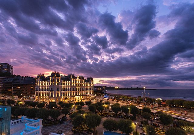 Increíble el atardecer de ayer desde la terraza del casino de Santander.
.
.
.
.
.
.
.
.
#sunset #atardecer #cantabria #santander #grancasino #cantabriainfinita #urbanlandscape #sardinero