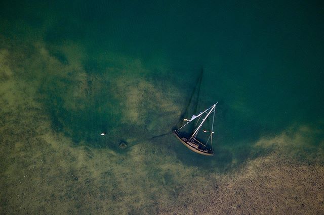 Hoy por casualidad me he encontrado esto mientras hacía un plano aéreo en San Vicente de la Barquera. .
.
.
.
.
.
.
#drone #dji #mavickpro #cantabria #cantabriainfinita #fotografiaaerea #landscape #paisaje #sanvicentedelabarquera #barco #sea #mar #barcohundidooficial #boat #aerealshot