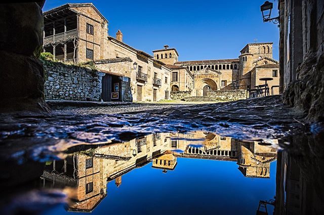 Hoy me he acordado de una de las fotos que mas me gustan de todas las que he hecho en #santillanadelmar . La colegiata reflejada en el agua es ya un clásico de las fotos de Santillana, pero aún así , siempre se puede buscar un punto diferente desde donde capturar el reflejo en el agua y hacer una foto más única , que muestre la colegiata al completo y el edificio de la izquierda , evitando así el muro del bebedero. Es una foto de 2017 y creo que nunca la había subido a Instagram.
.
.
.
.
.
.
.
.
.
.
.
#cantabria #cantabriainfinita #turismocantabria #santillana #santillanadelmar #santillanadelmarenamora #colegiatadesantillanadelmar #reflejo #reflejos #canon1740 #eos5dmark3
