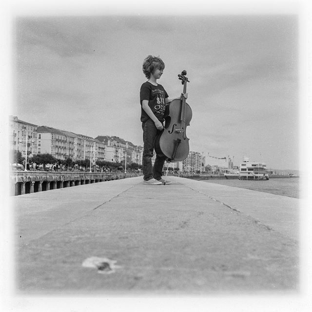 Y si la primera foto es sobre el pasado , esta es sobre el futuro . Timo, con su nuevo cello en Santander . .
.
.
.
.
.
.
#rollei #ilfordfp4plus #6x6film #filmphotography #filmblackandwhite #tlr #rolleicord #blackandwhitefilmphotography #cello