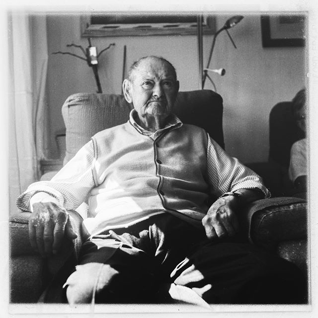 Voy a empezar a subir un serie de fotos hechas en carrete con la #rolleicord de 6x6, y como todo tiene un principio en este caso el principio es mi abuelo , Emilio. En los últimos años siempre sentado en ese sofá , tal cual se ve en esa foto. De otro Emilio, su hijo mayor, mi padre, aprendí yo fotografía así que supongo que esta foto es un buen principio para esta serie de fotos. .
.
.
.
.
. .
.
.
.
.
#rollei #ilfordfp4plus #6x6film
#filmphotography #filmblackandwhite #tlr #rolleicord