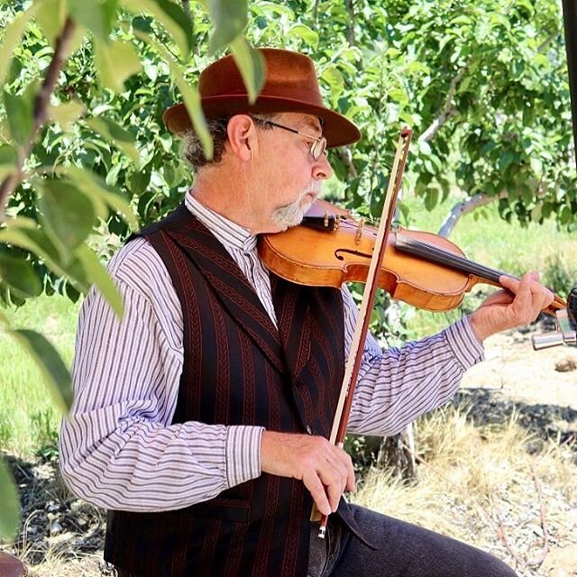 Enjoy Old timey tunes with Fiddlin&rsquo; Dan on weekend afternoons. Find him in-front of our market barn. 
#fiddlemusic #oldtimemusic @rileysatlosrios