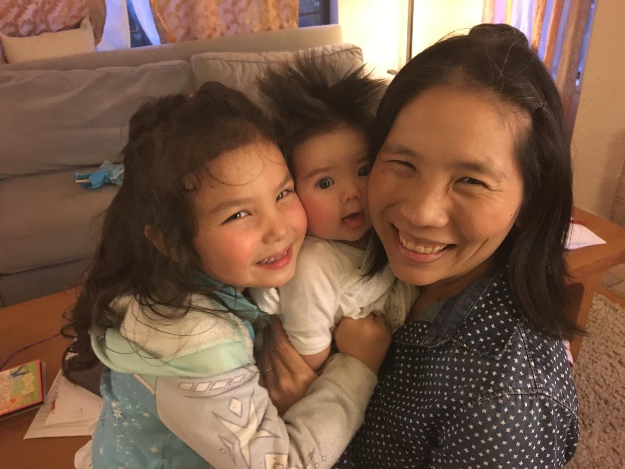 Jia-Rui with her daughters