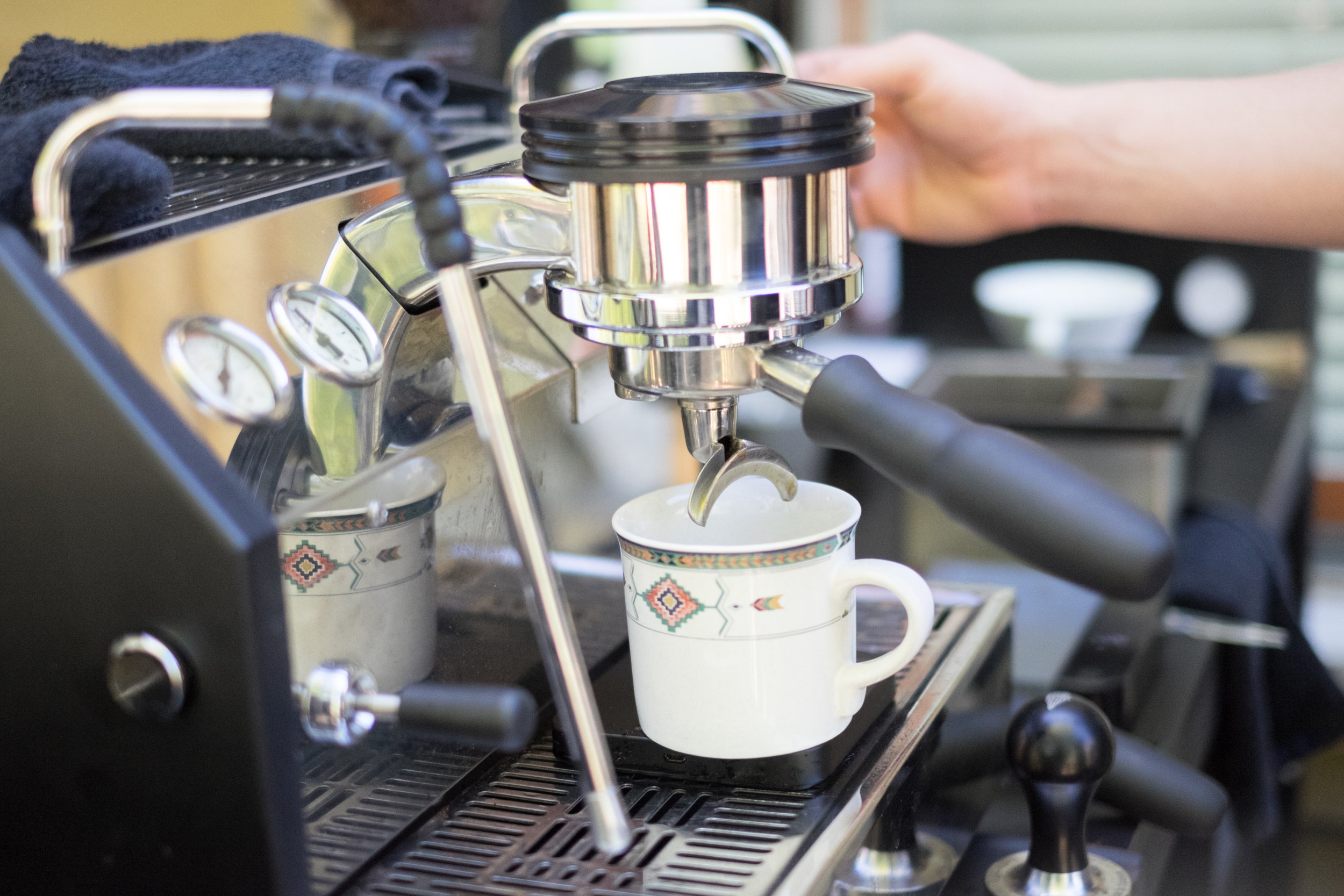 Valor Coffee espresso pour