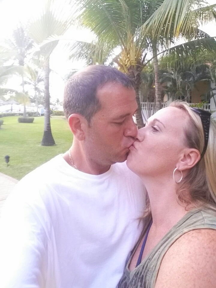 Mark-Gina-kissing20150814_180943_resized.jpg