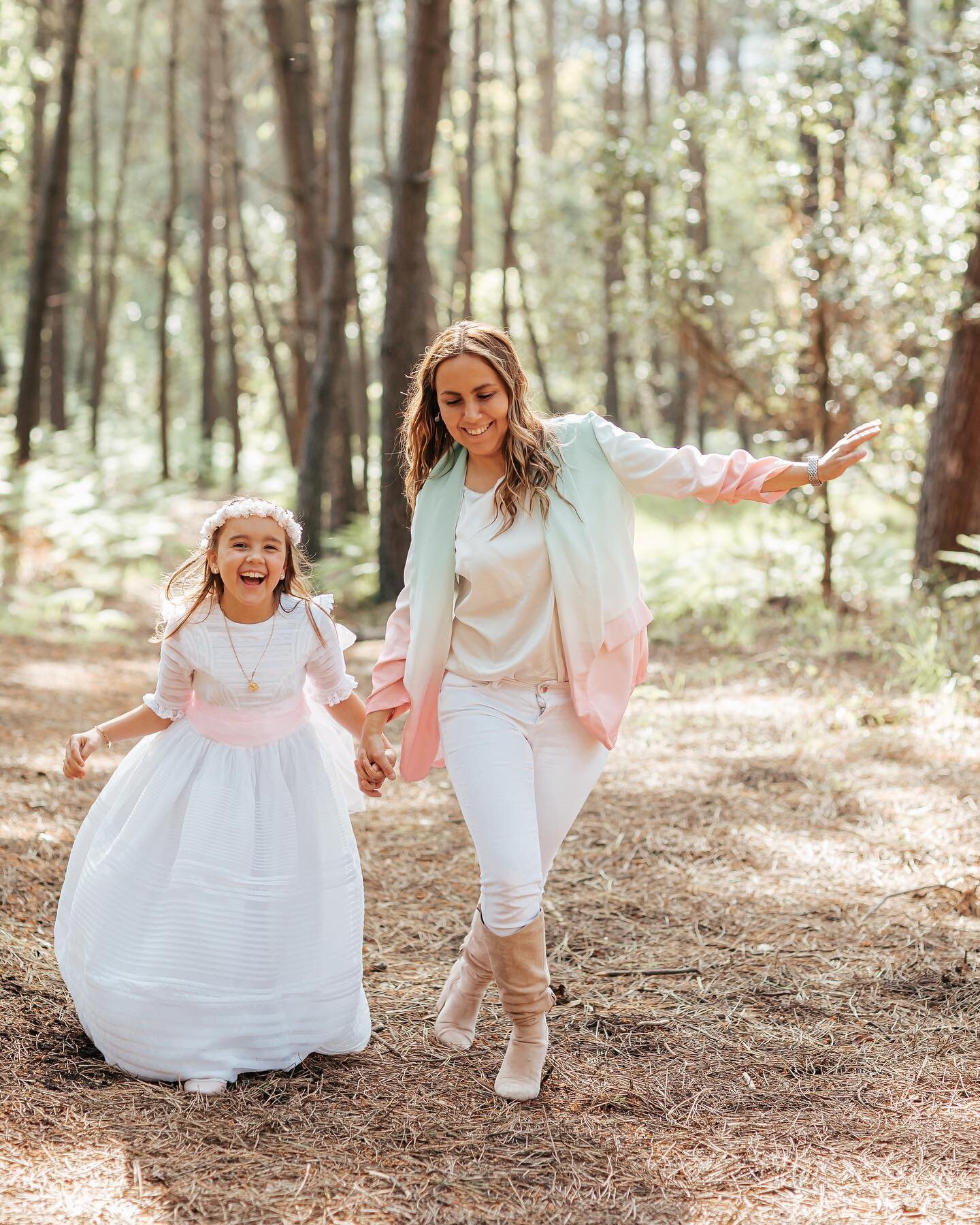 &iexcl;Qu&eacute; bonito tener el recuerdo con nuestros peques ya no tan peques en los paisajes asturianos!. Aprovecha la sesi&oacute;n de comuni&oacute;n para tener el recuerdo de fotos profesionales en familia 🥰

Ellas son Mara &amp; Leti 🤍

M&aa