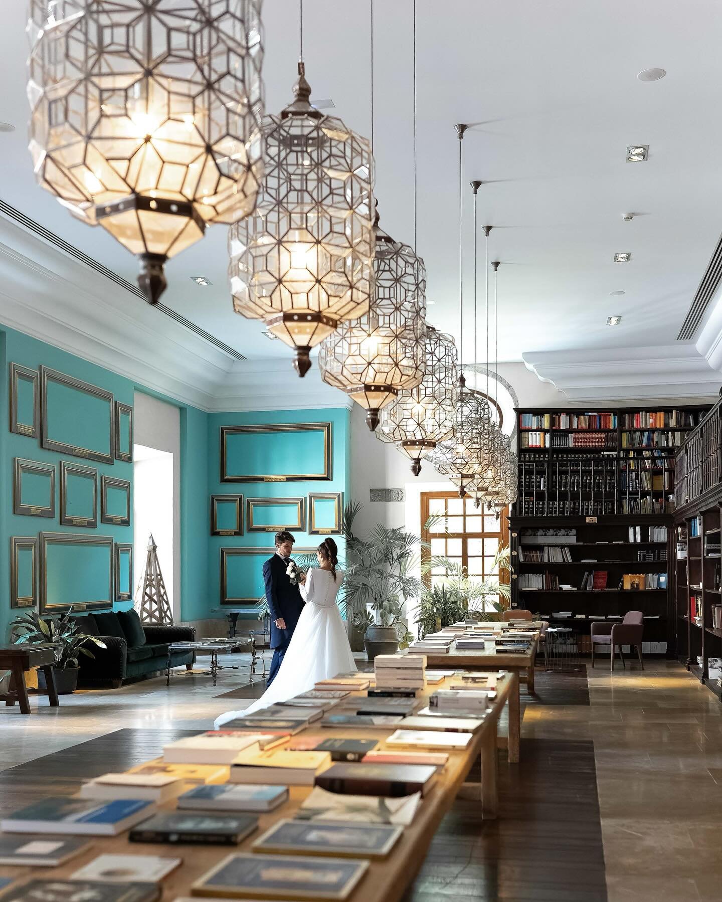 La biblioteca del parador de Cangas me tiene enamorada y m&aacute;s a&uacute;n si es con parejas como ellos 🤍✨

@lamonariza @paradores @danezan @pronoviasalicante @bsg.media @floreslaplaza @diadjazzeventos @volarecorda @puntoycomaeventos @byalbanima