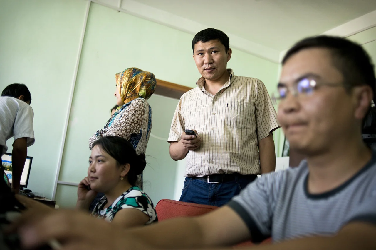 This is the journalist Ydyrysc, in the main newsroom of Yntymak Radio in Osh city.
Today we interviewed the technical director and a few journalists at Yntymak Radio, one of Youth of Osh’s partnering news organizations. As Kyrgyzstan was still…