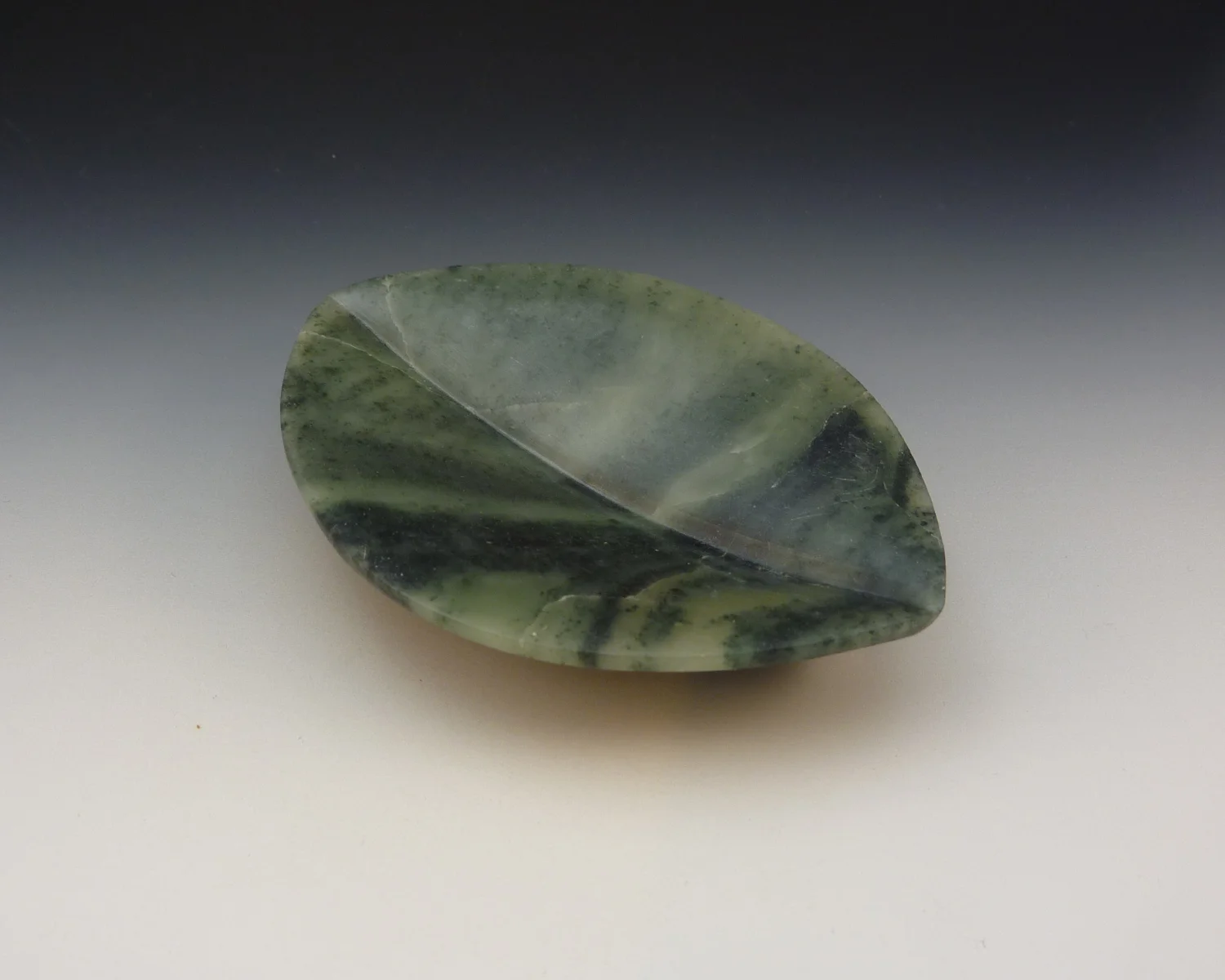 Soapstone leaf dish, 8 cm