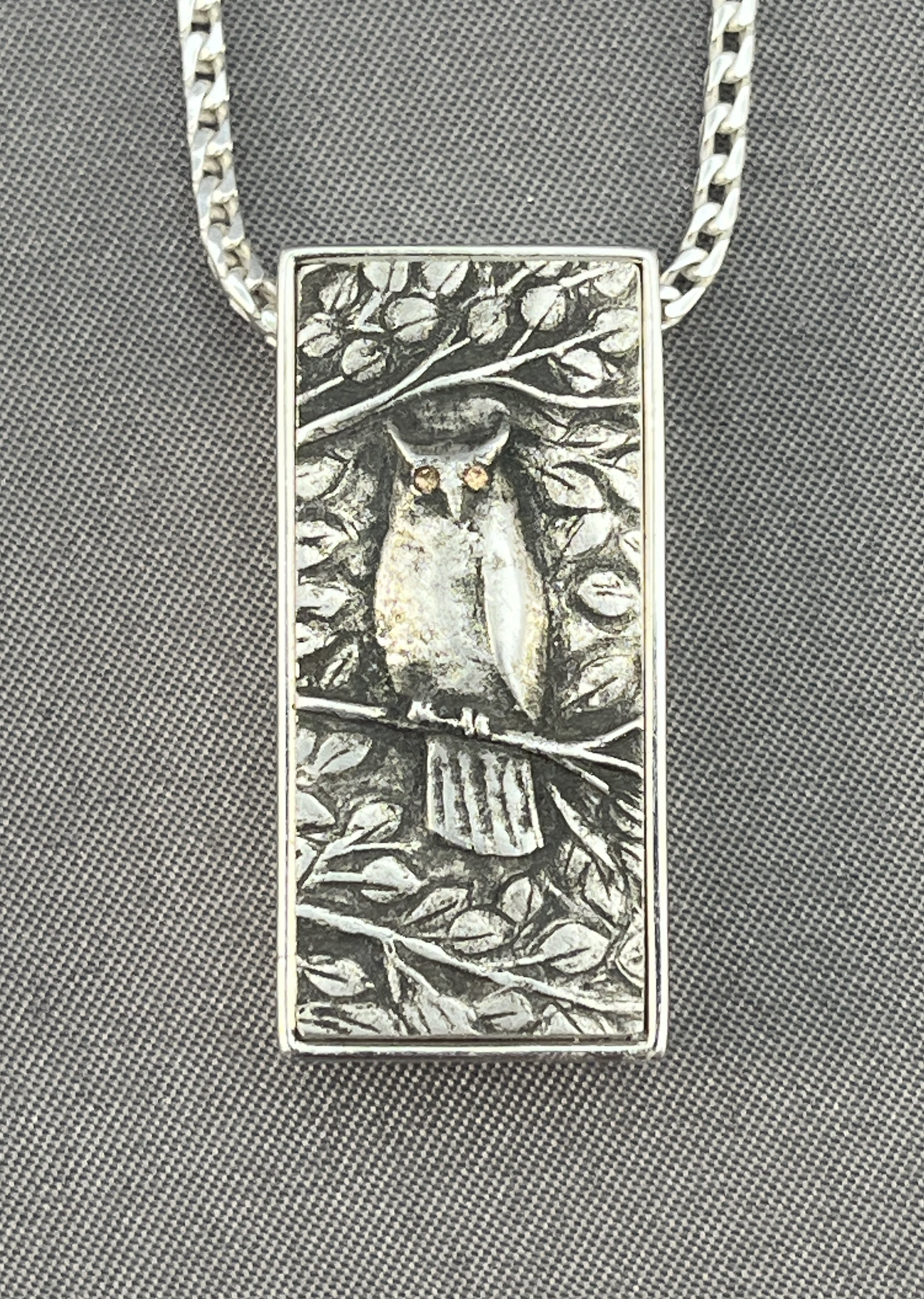 Owl with yellow sapphire eyes - 256 GB