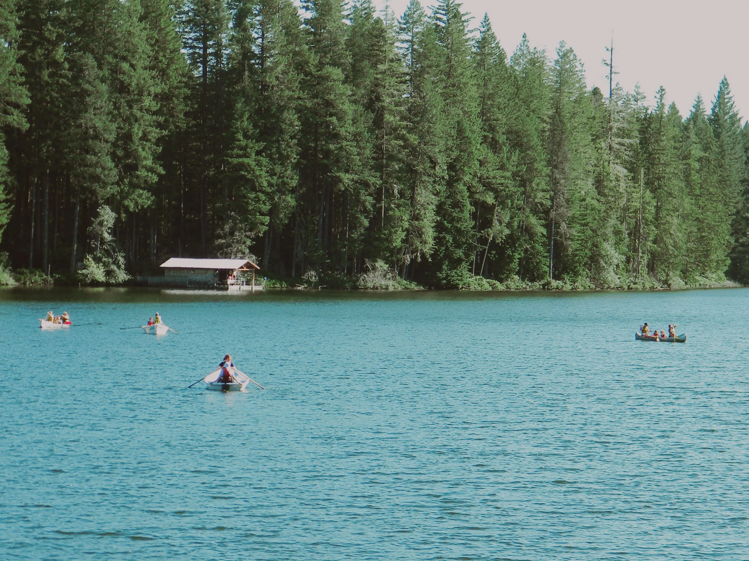 trail-and-sail-community-camp-girl-scouts-western-washington-gsww-canoeing-accross-lake.jpg