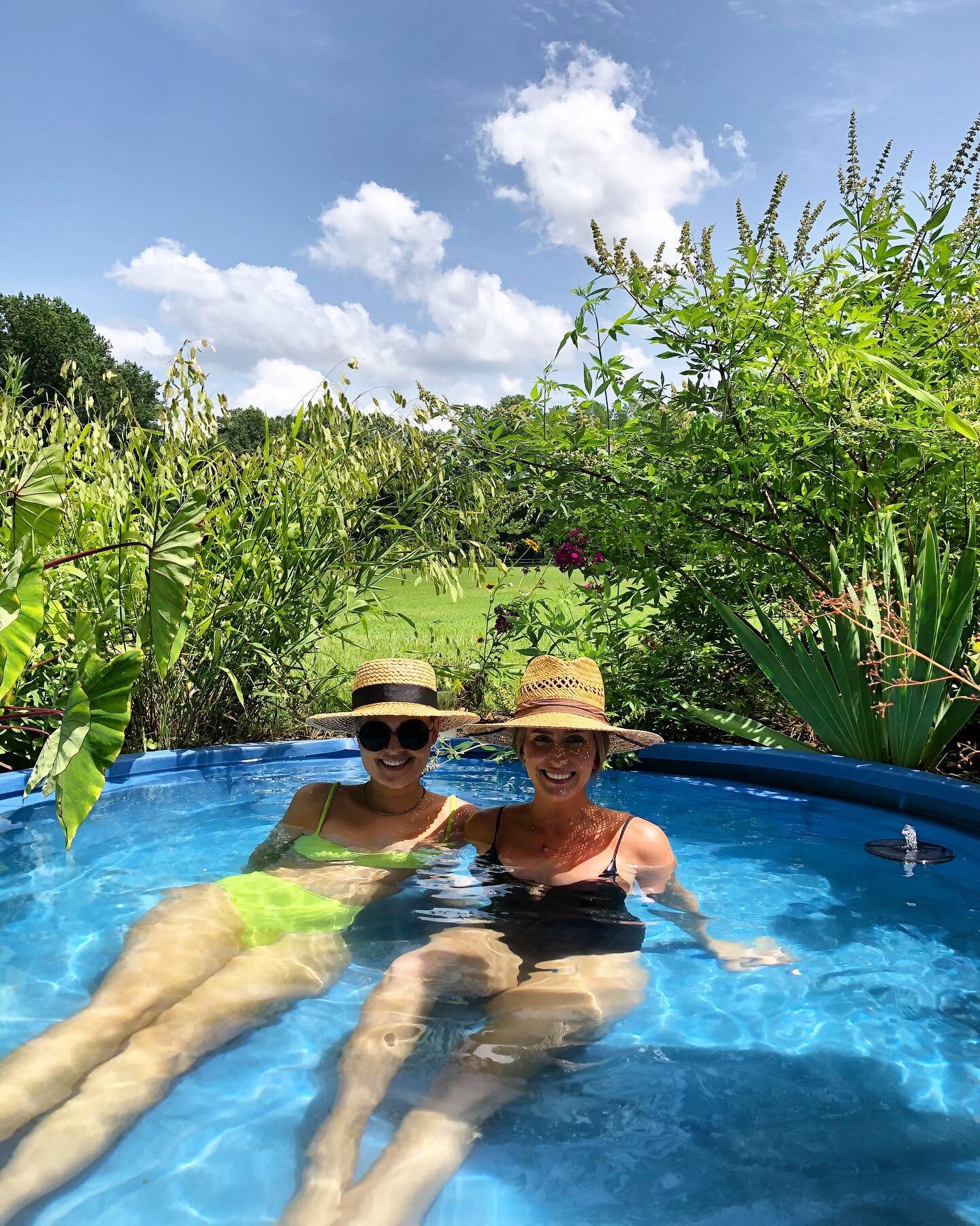 Pool daze with @kaylavoda 💦

#farmlife #stocktankpool #minipool #tinypool #garden #friends #sundayfunday