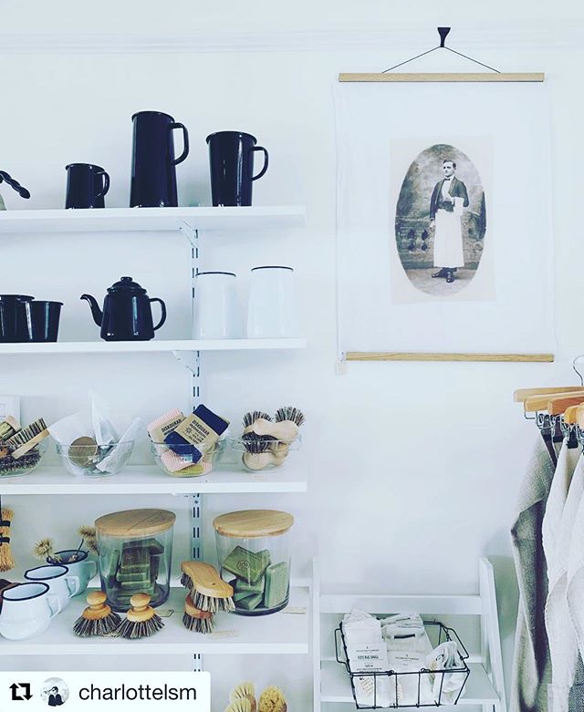 Notre torchon le gar&ccedil;on encadr&eacute; dans une jolie boutique &agrave; penzance @no.56penzance merci @charlottelsm pour la photo 👌👌 #lin#linen#teatowels#shop#penzance#kitchen#deco#ideas#ideedeco#natural#minimaliste#cuisine#maison#home#inter