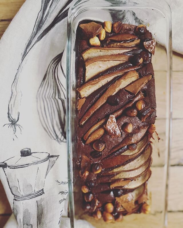 Recette by @enrangdoignons avec notre torchons l&rsquo;ustensile !#stayhomecooking#kitchen#cuisine#recipes#recettes#linen#lin#teatowel#chocolat#chocolate#poire#pear#nuts#noisette#gourmand#home#cosy#cooking