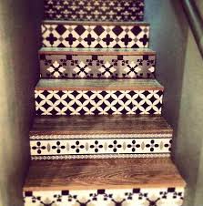Monochromatic Tile