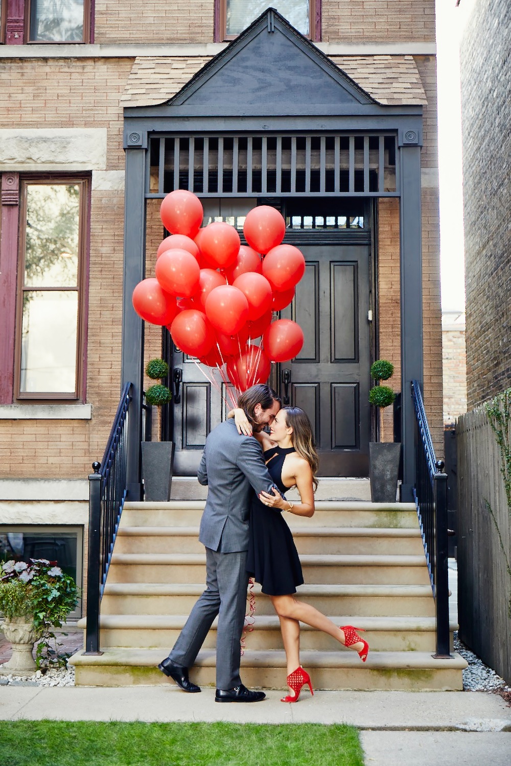 Couple-in-love-balloons-doorway.jpg