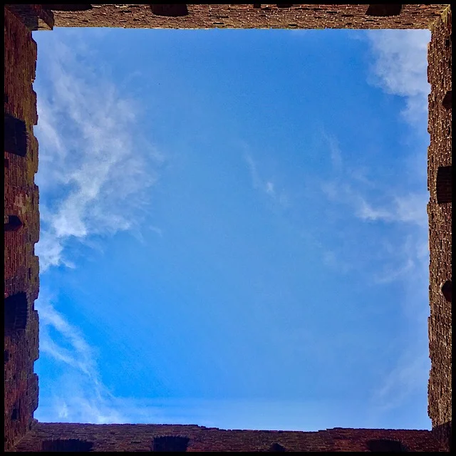 Four walls, no roof: Manteltårnet sky