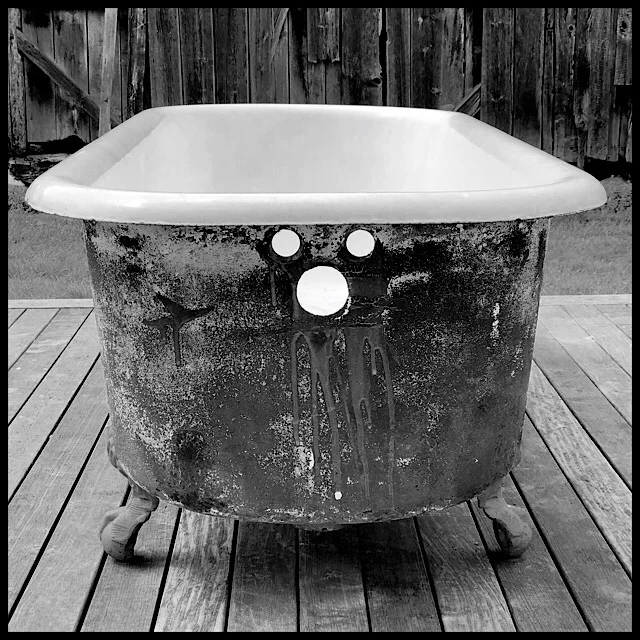 Clawfoot angst (al fresco)