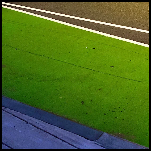 Bike lane between sidewalk and street