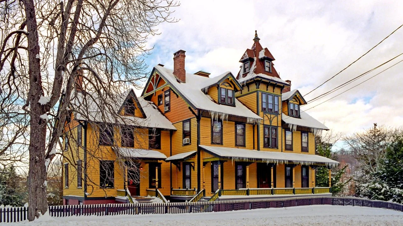 Manhattan vs Long Island: Choosing Your Ideal Living Space