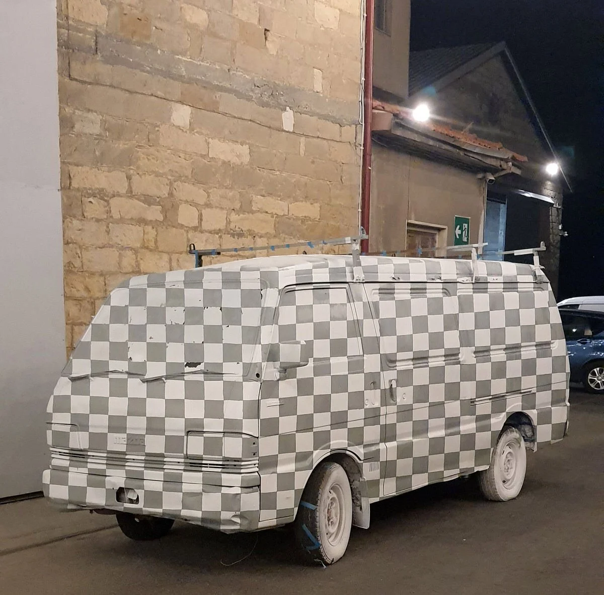 Sam Shennan-hot.singles-paparazzistudio-cyprus-gallery-vehicle-spraypaint-optical-illusion-5.jpg