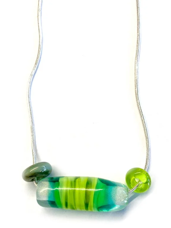 KEPTjwl_No53_GlassBeadsSlvrChain_Long_02_lo_IMG_2174_v1.jpg