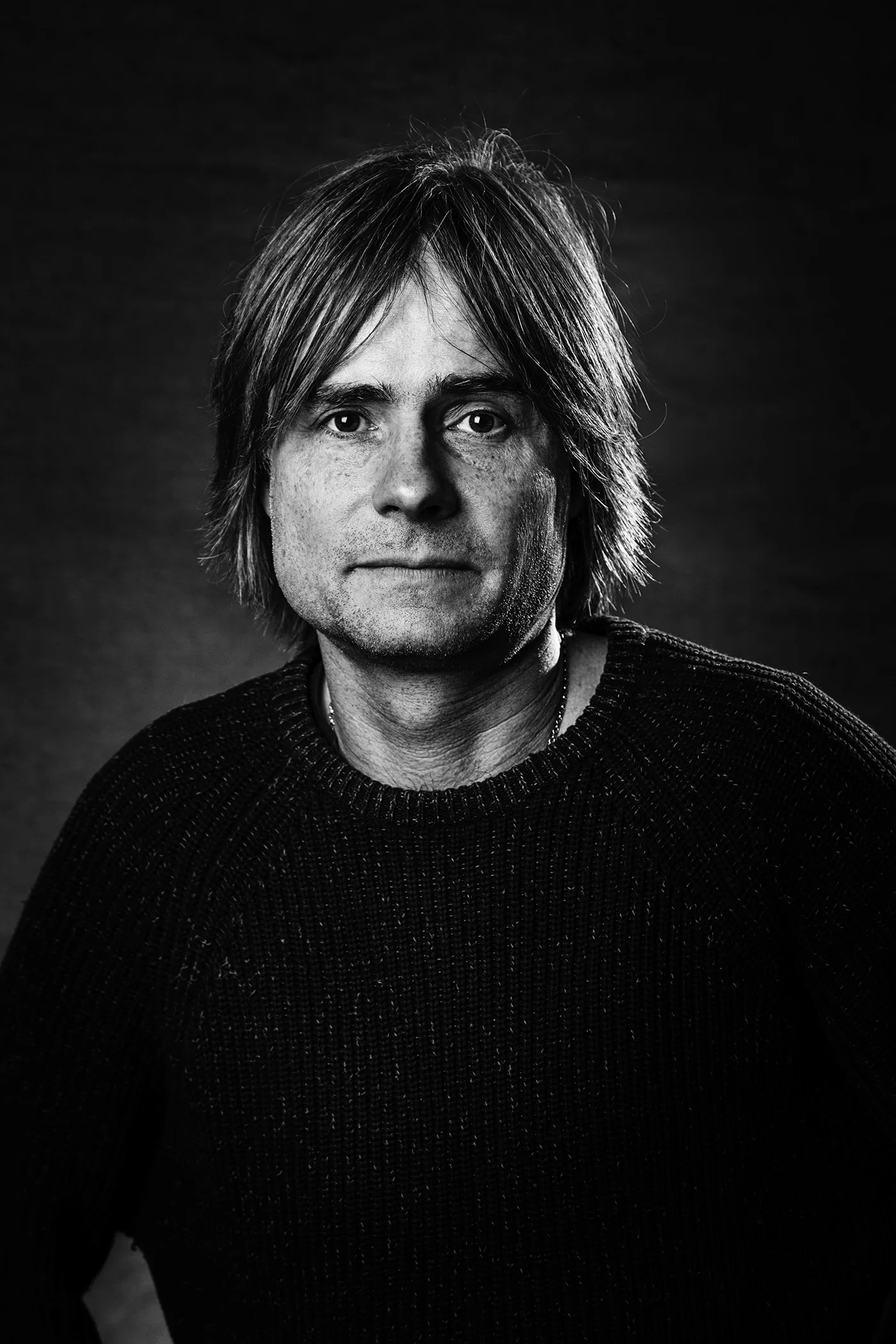 London_Portrait_Photographer_Black_and_White_on_Textured_Background.jpg
