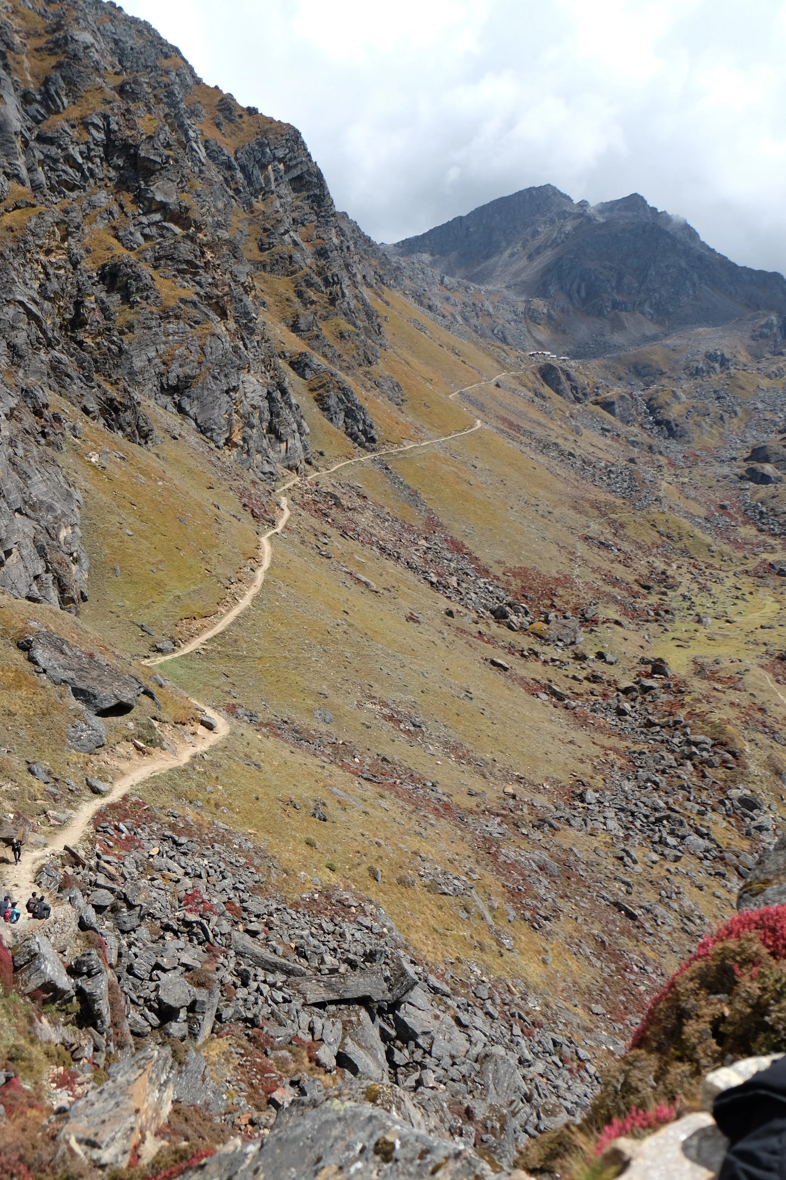 The road down to Laurabiniyak from Gosaikunda