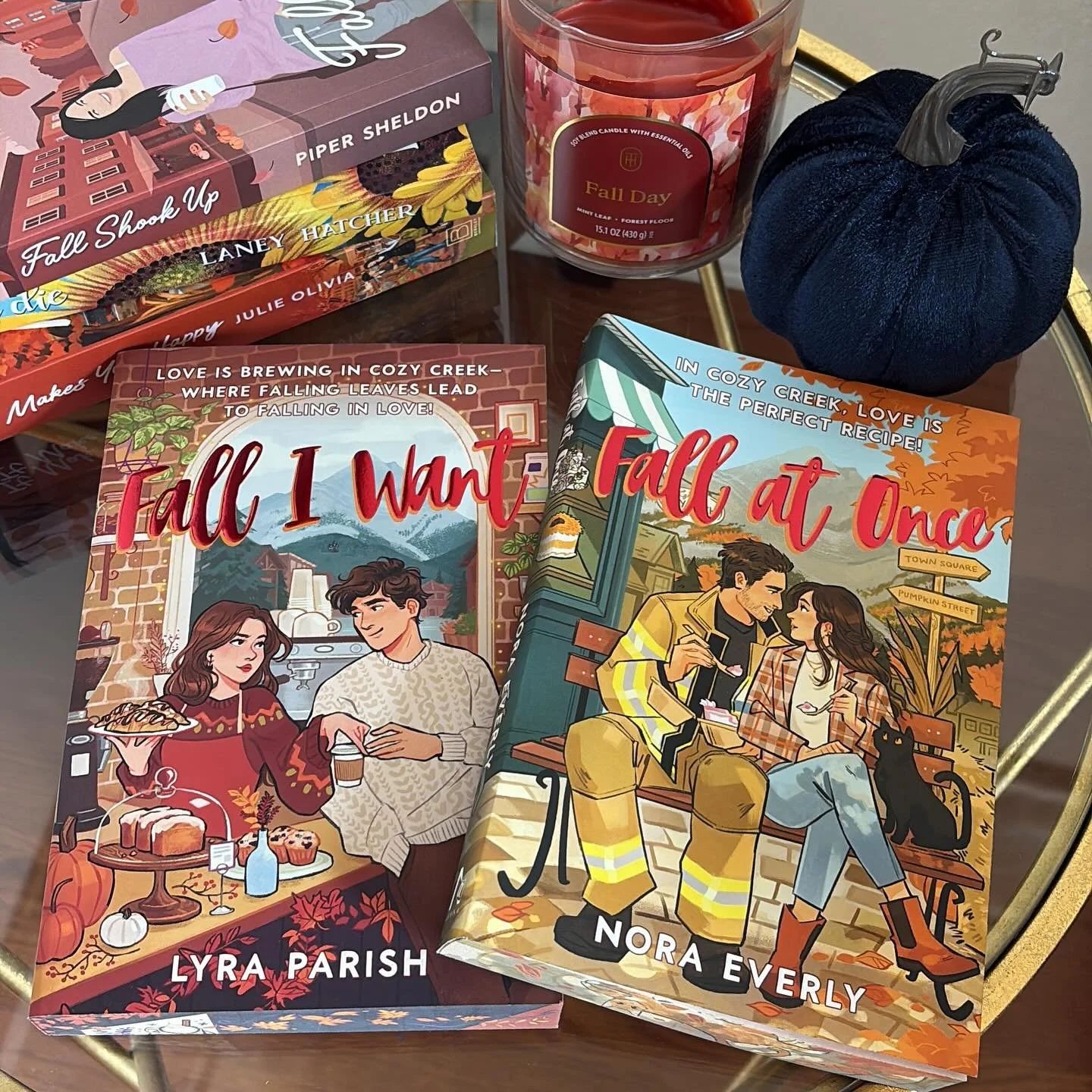 I will never stop losing my mind about this 😭🥰💕 @nora.everly and @lyraparish  look how beautiful they are together 😭✨💖