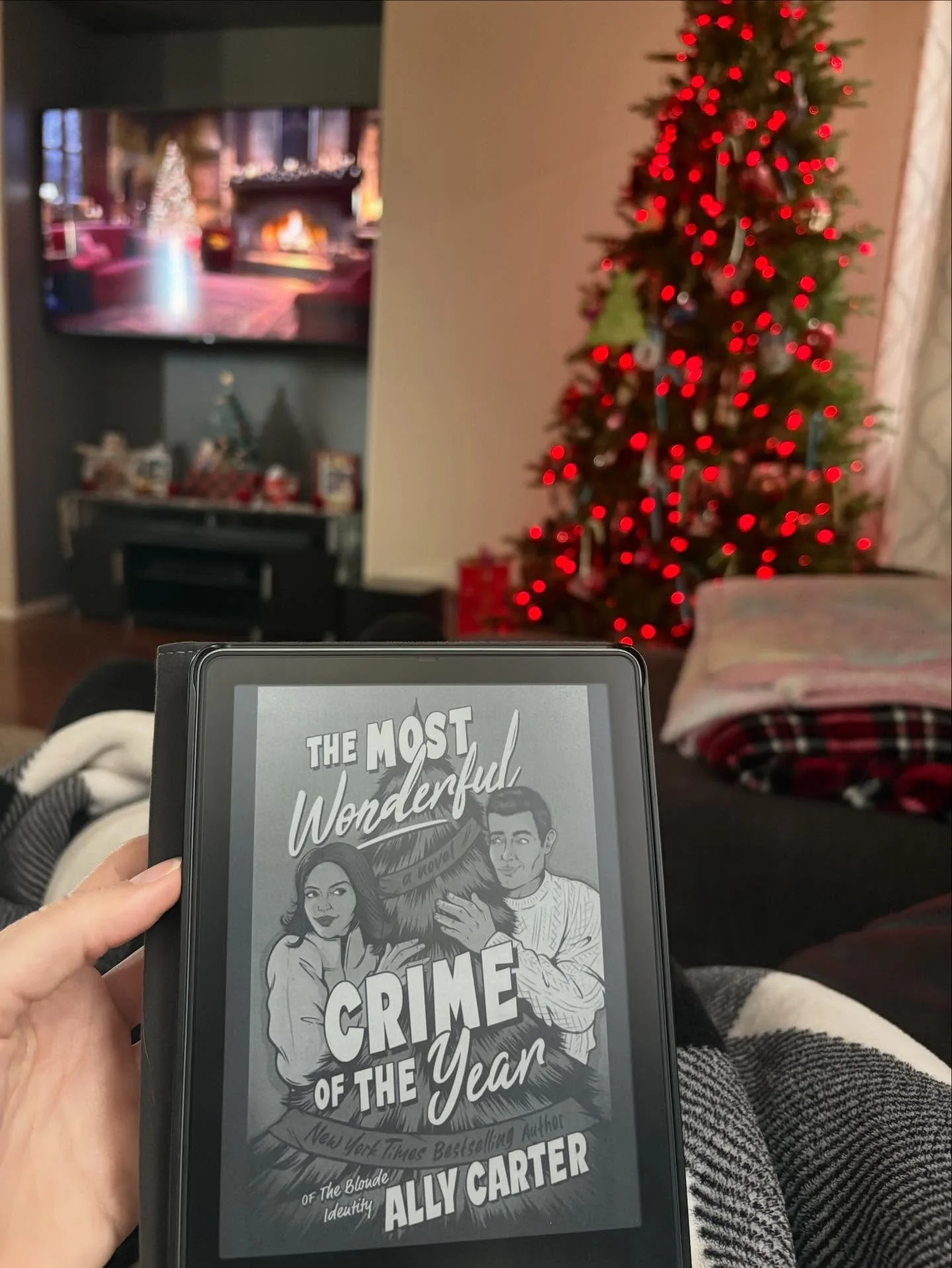 Took a sneaky little break to read by the fake fire.  Speaking of 🔥 have you read my Christmas novella yet?! THIS EBOOK IS CURRENTLY 0 dollahs! 
🤭Brothers best friend 
🫣Trapped in a closet 👀 
🎅🏼Holiday goodness 
The only place you can find it a